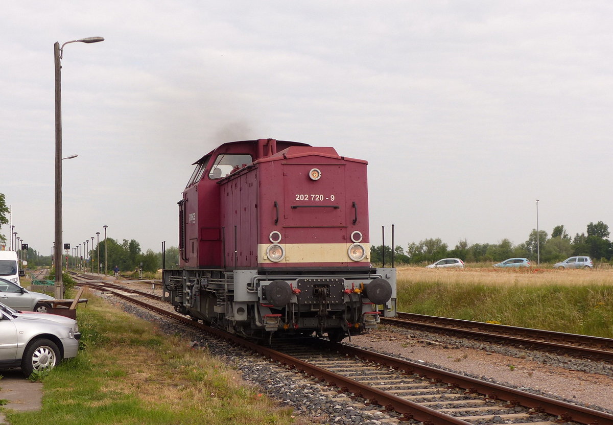 Rohde Bahnbau 202 720-9 als Tfzf nach Erfurt Nord, am 16.06.2018 in Kühnhausen.