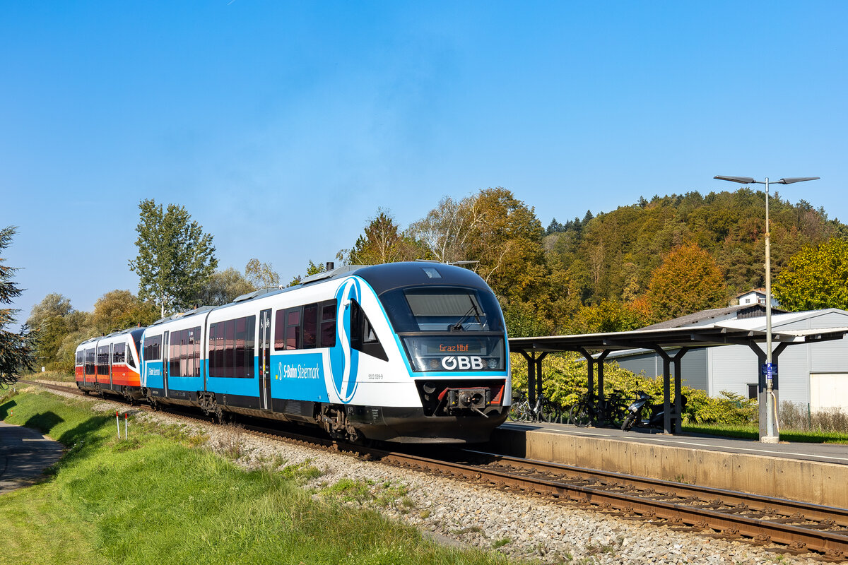 Rohr an der Raab. F�r zwei Jahrzehnte pr�gten die Dieseltriebwagen der Reihe 5022 den Alltag auf der Steirischen Ostbahn. Mit Ende 2026 plant die �BB, auf fast allen S-Bahn Linien in der Steiermark Doppelstockz�ge einzusetzen, damit verschwinden auch die „Desiro“-Garnituren aus ihrem Heimatgebiet. Am 28.09.2026 steht 5022 039 in der Station Rohr Haltestelle.