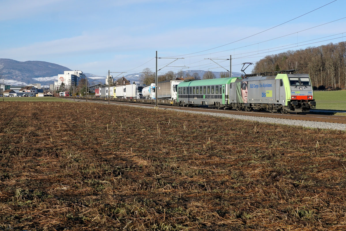 RoLa Freiburg Brsg Rbf - Novara Boschetto mit der BLS Re 486 504 bei Herzogenbuchsee am 24. Januar 2021.
Foto: Walter Ruetsch