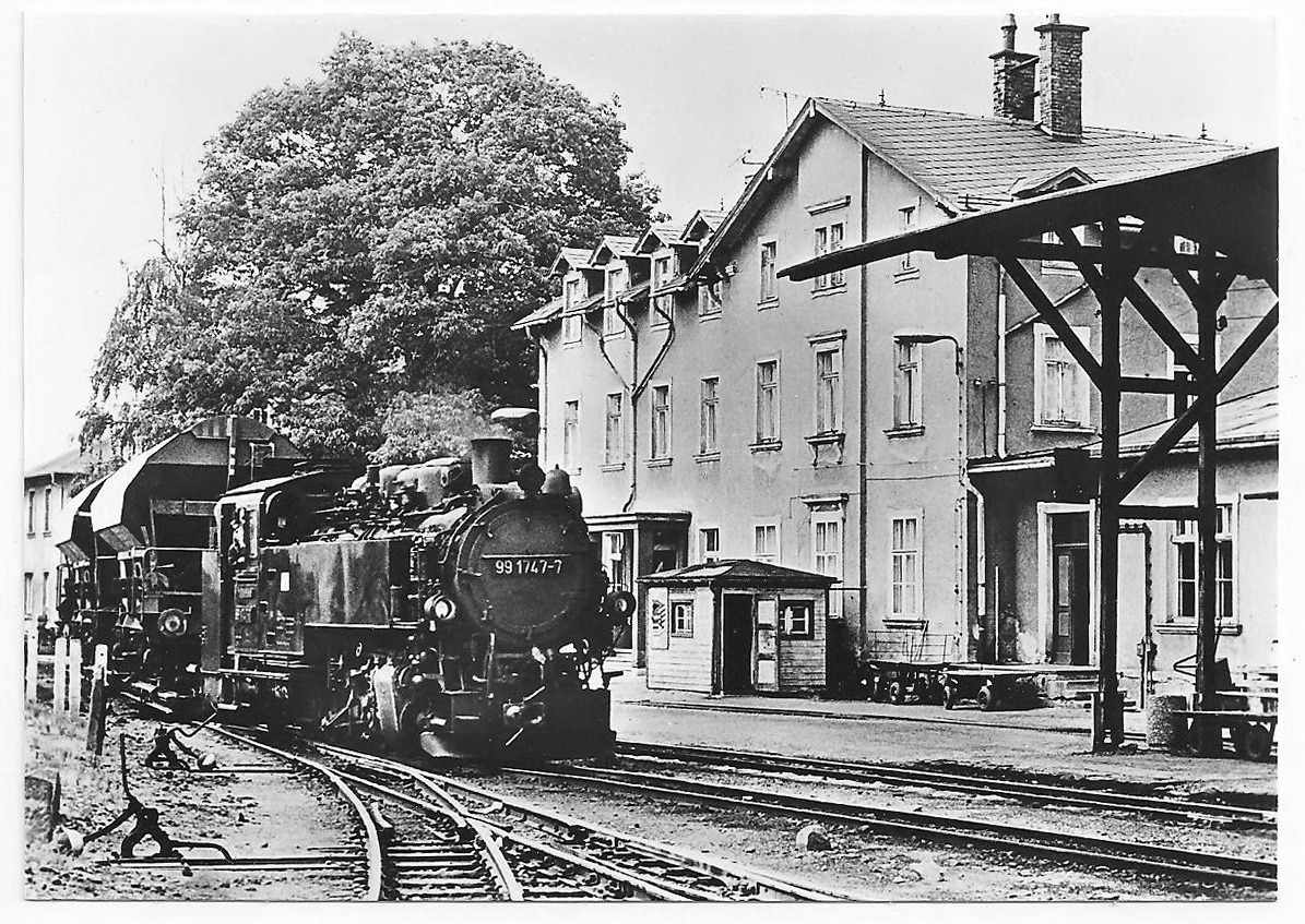 Rollbockverkehr auf der Weißeritztalbahn, hier die VII K Altbau 99 1747-7 (ex 99 747, ex DB 099 727-0) bei Einfahrt in Dippoldiswalde bergwärts von Freital Hainsberg kommend - Scan einer Postkarte von Bild und Heimat, Reichenbach aus DDR-Zeit - Scans von Postkarten veröffentliche ich nur mit unwiederbringlichen Motiven und dies dürfte so eines sein
