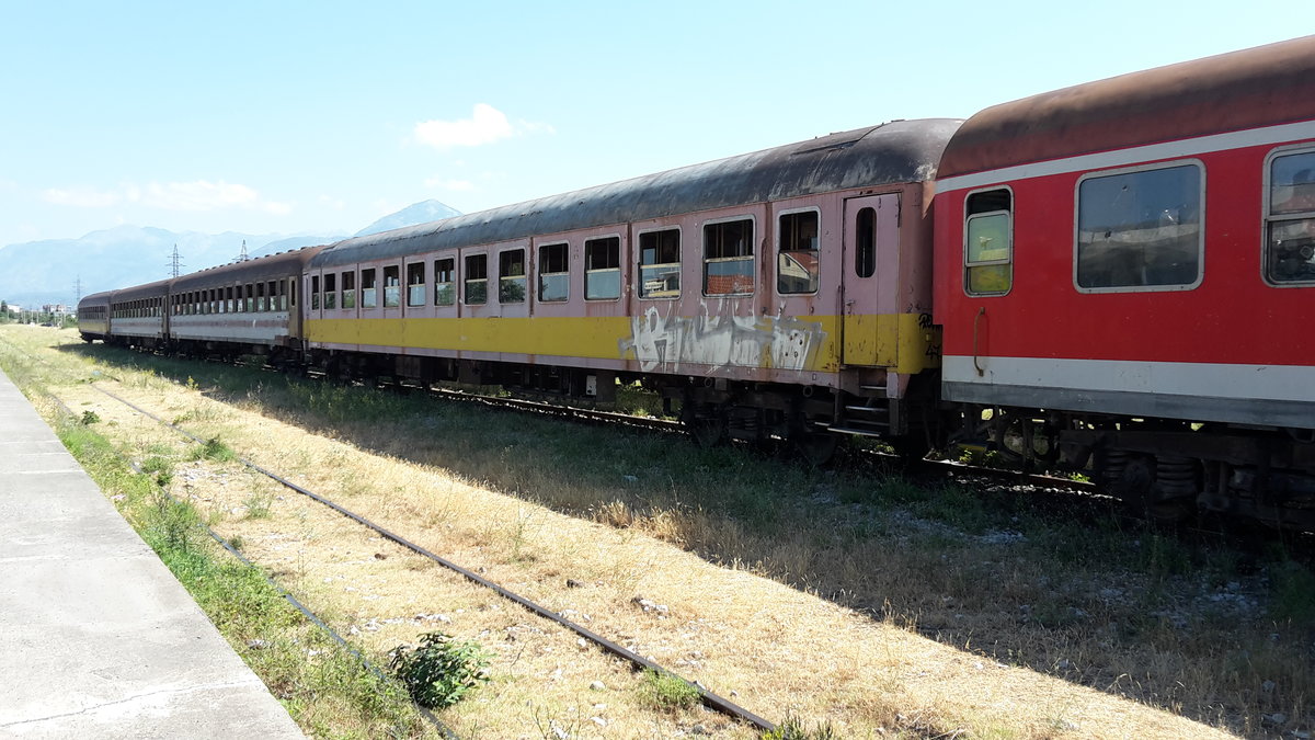 Rollmaterial für den Pilgergzug nach Laç (Kisha i Laçit). Dieser verkehrt(e) jeweils Dienstag (14.03.-13.06.2017)
Shkodër den 05.07.2017