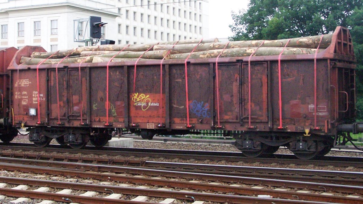 Rollte als vorletzter Wagen eines Güterzuges Richtung tschechische Grenze vorbei:  37 RIV 80 D-SNI 5931 147-3 Ealos-t. Der Zug hatte  Modellbahnlänge  - war ja auch der 11.6.2016 und damit Samstag Abend! Aufnahmeort: Dresden Hbf.