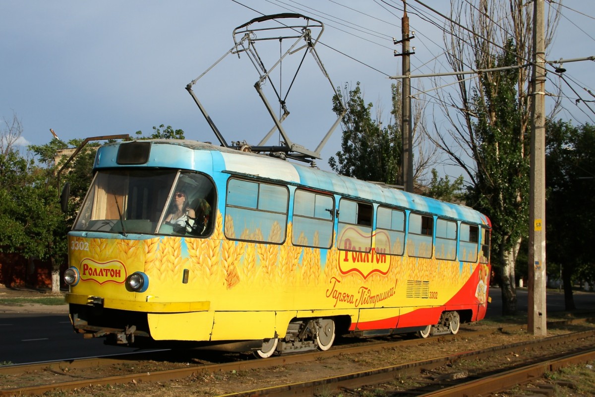 Rollton Fertiggerichte Werbung kannte ich bisher nur von Bussen. Höchst erfreut diesen gelben Banner nun mal auf einer Tram zu erspechten.
Diese Tatra  wurde auf der Linie 7 mit Wagennummer 3302 am 27.06.2015 in Odessa fotografiert.