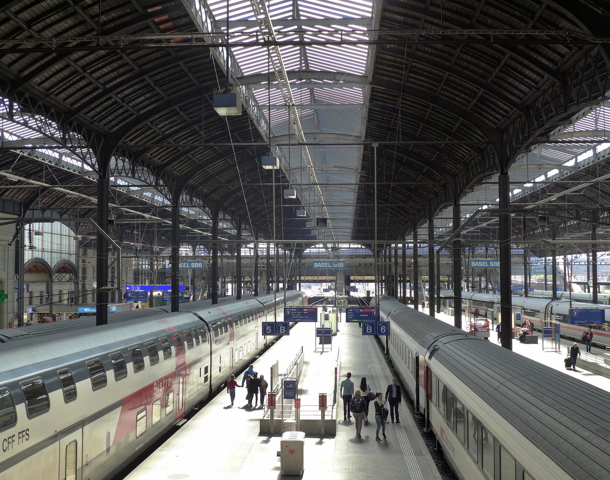 Rolltreppenfahrt in Basel.
Während man auf der Rolltreppe zum Bahnsteig runter fährt, hat man einen tollen Blick in die Halle des Bahnhofs Basel SBB. Links steht ein IC nach Interlaken Ost, den Zug rechts werde ich bis zu seiner Endstation Chur benutzen.

Basel SBB, 05. Mai 2016