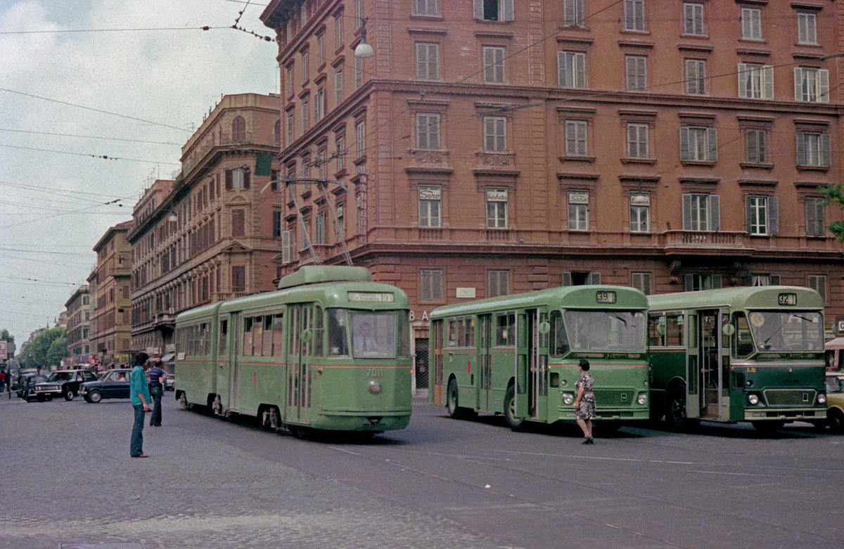 Roma / Rom ATAC: Der TAS 7011 auf der Straßenbahnlinie 19 erreicht am 17. juni 1975 die Piazza del Risorgimento, die Endstelle der Linie. - Scan eines Farbnegativs. Film: Kodak Kodacolor II.