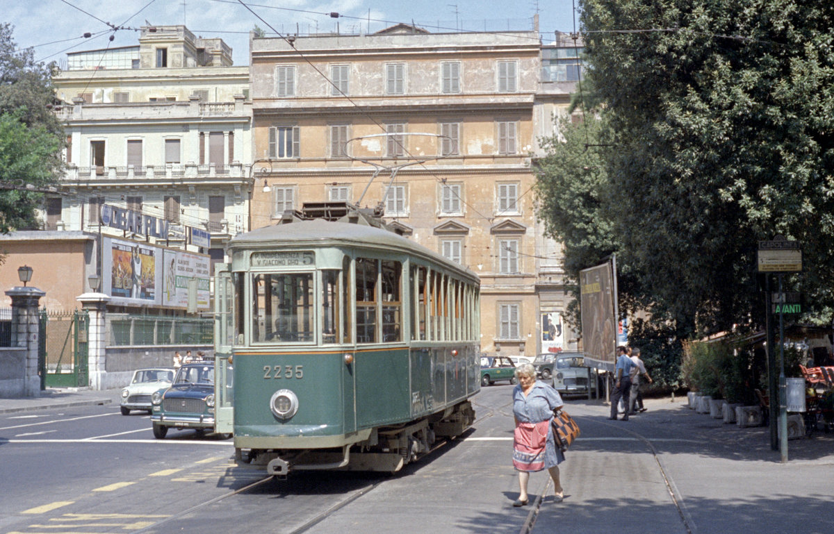 Roma / Rom ATAC Linea tranviaria / SL 5 (MRS 2235) Piazza dell'Indipendenza am 21. August 1970. - Scan eines Farbnegativs. Film: Kodak Kodacolor X.