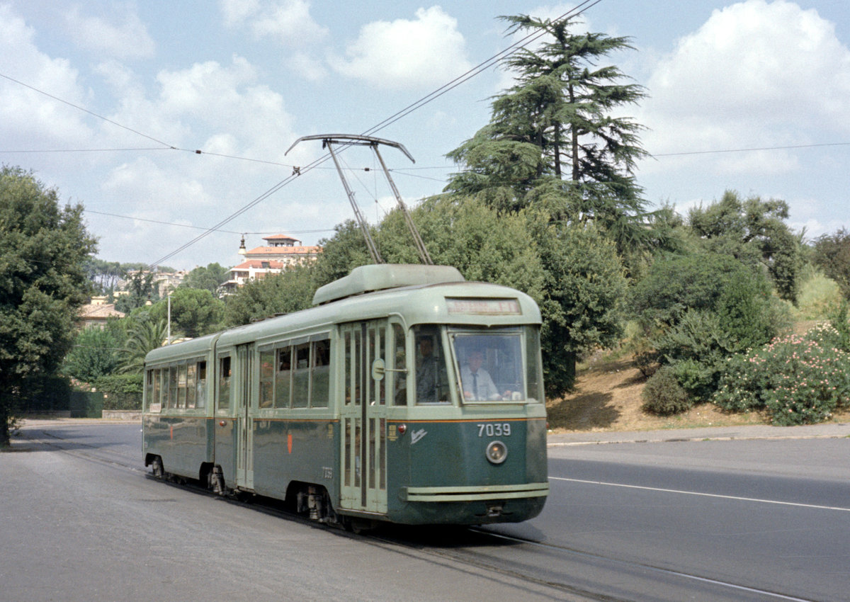 Roma / Rom ATAC Linea tranviaria / SL ED (TAS 7039) Viale delle Belle Arti am 23. August 1970. - Scan eines Farbnegativs. Film: Kodak Kodacolor X.