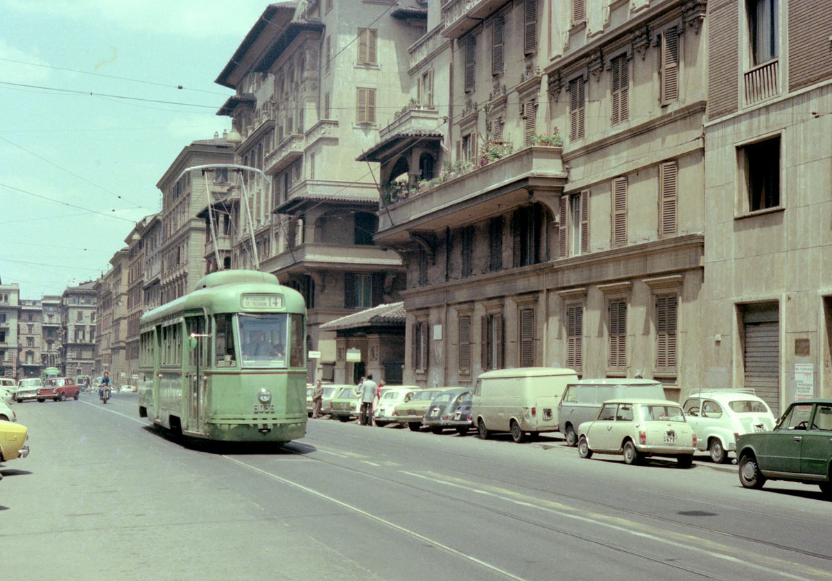 Roma / Rom ATAC Linea tranviaria / SL 14 (Officine Meccaniche Milano PCC 8039) Via Napoleone III am 21. Juni 1975. - Scan eines Farbnegativs. Film: Kodak Kodacolor II.
