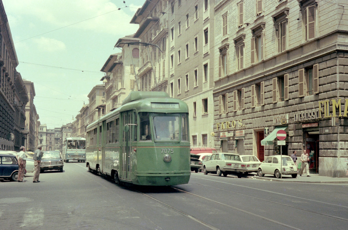Roma / Rom ATAC Linea tranviaria / SL 12 (TAS 7075) Via Napoleone III am 21. Juni 1975. - Scan eines Farbnegativs. Film: Kodak Kodacolor II.