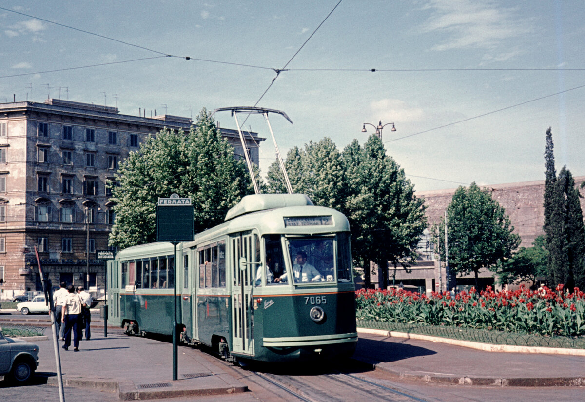 Roma / Rom ATAC Linea tranviaria / SL 12 (Stanga-TAS 7065) Porta Maggiore am 21. August 1970. - Scan eines Diapositivs.