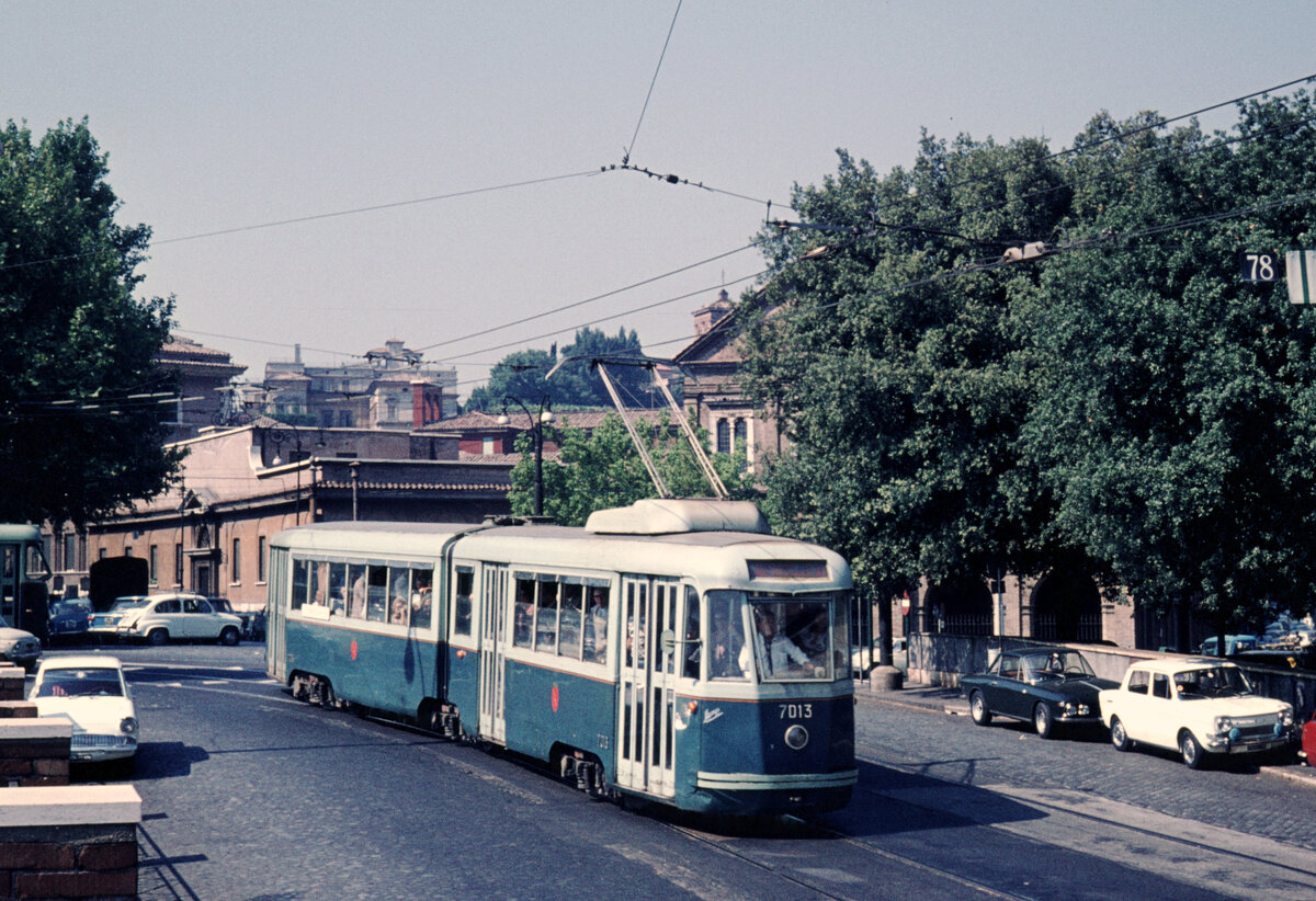 Roma / Rom ATAC Linea tranviaria / SL ED (Treno Articolato Stanga, TAS, 7013) Lungotevere in Sassia am 27. August 1970. - Scan eines Diapositivs.