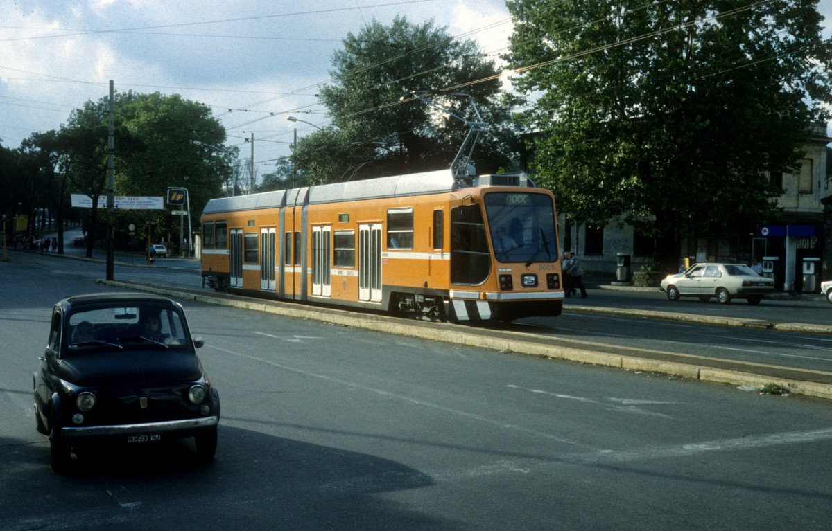 Roma / Rom ATAC im Oktober 1990: Versuchsfahrten mit den damals neuen Socimi-Gelenktriebwagen. Auf dem Foto sieht man den 9003 in der Via Prenestina.