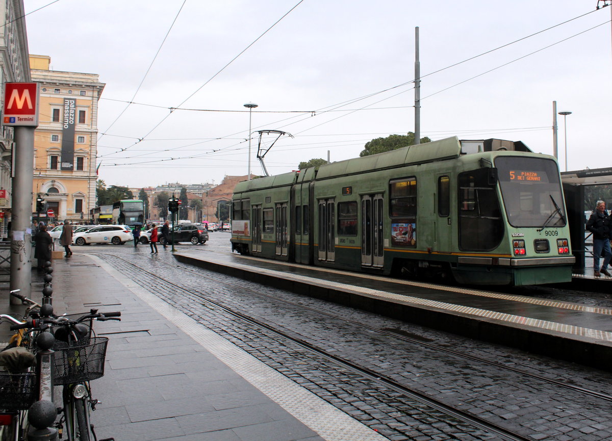 Roma / Rom ATAC SL 5 (Socimi-Tw 9009) Piazza dei Cinquecento / Stazione Termini am 20. Januar 2019. 