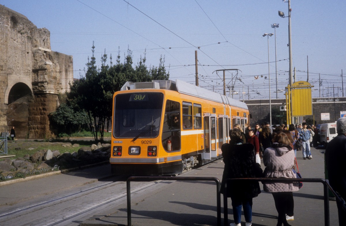 Roma / Rom ATAC SL 30/ (Socimi- ZR-NfGTw 9029) Porta Maggiore im Februar 1993.