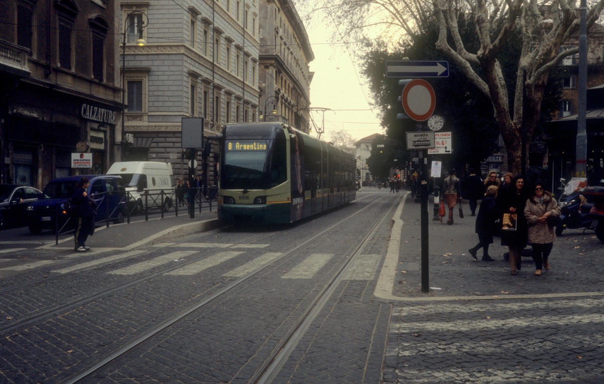 Roma / Rom ATAC SL 8 (NfGTw 9106) Via Arenula / Piazza Benedetto Cairoli im Februar 2003.
