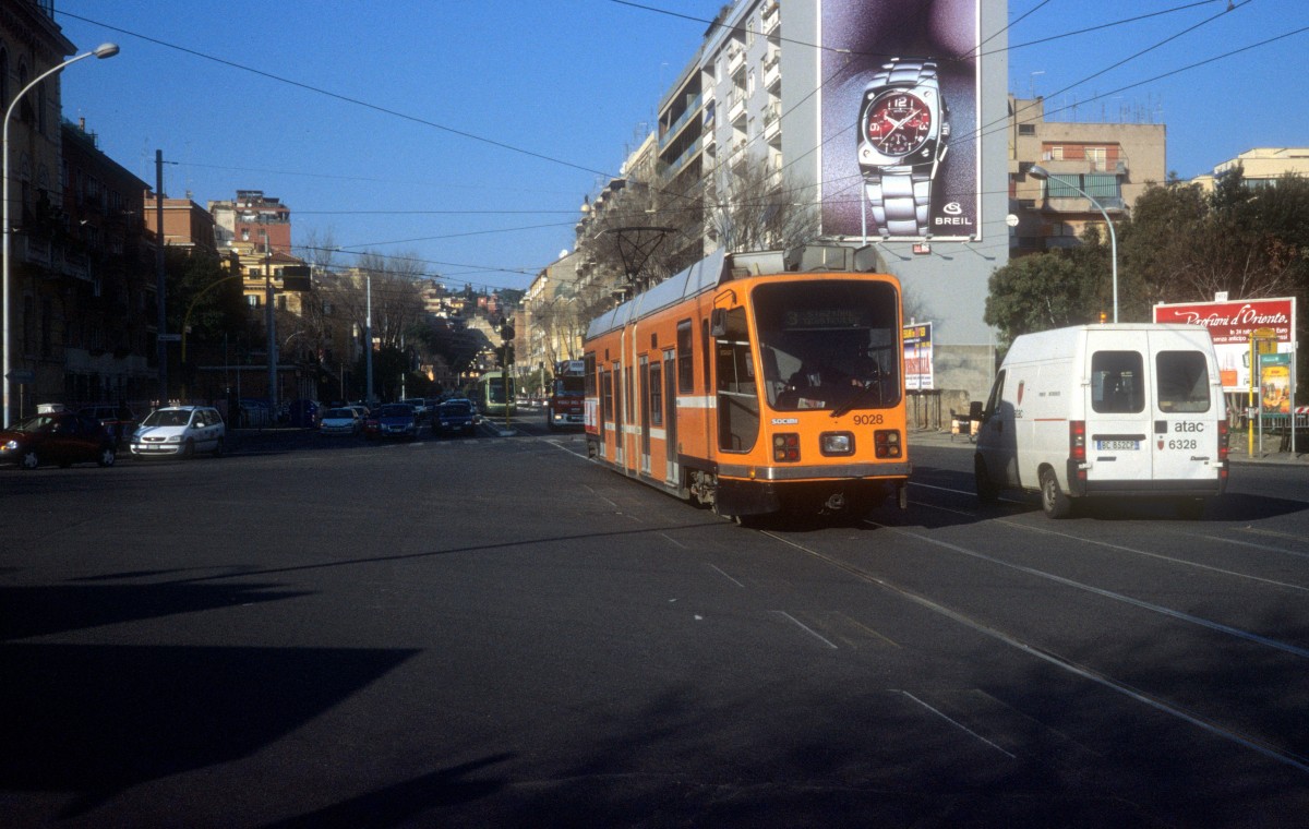 Roma / Rom ATAC SL 3 (Socimi-NfGTw 9028) Viale Trastevere / Stazione Roma-Trastevere im Februar 2003.