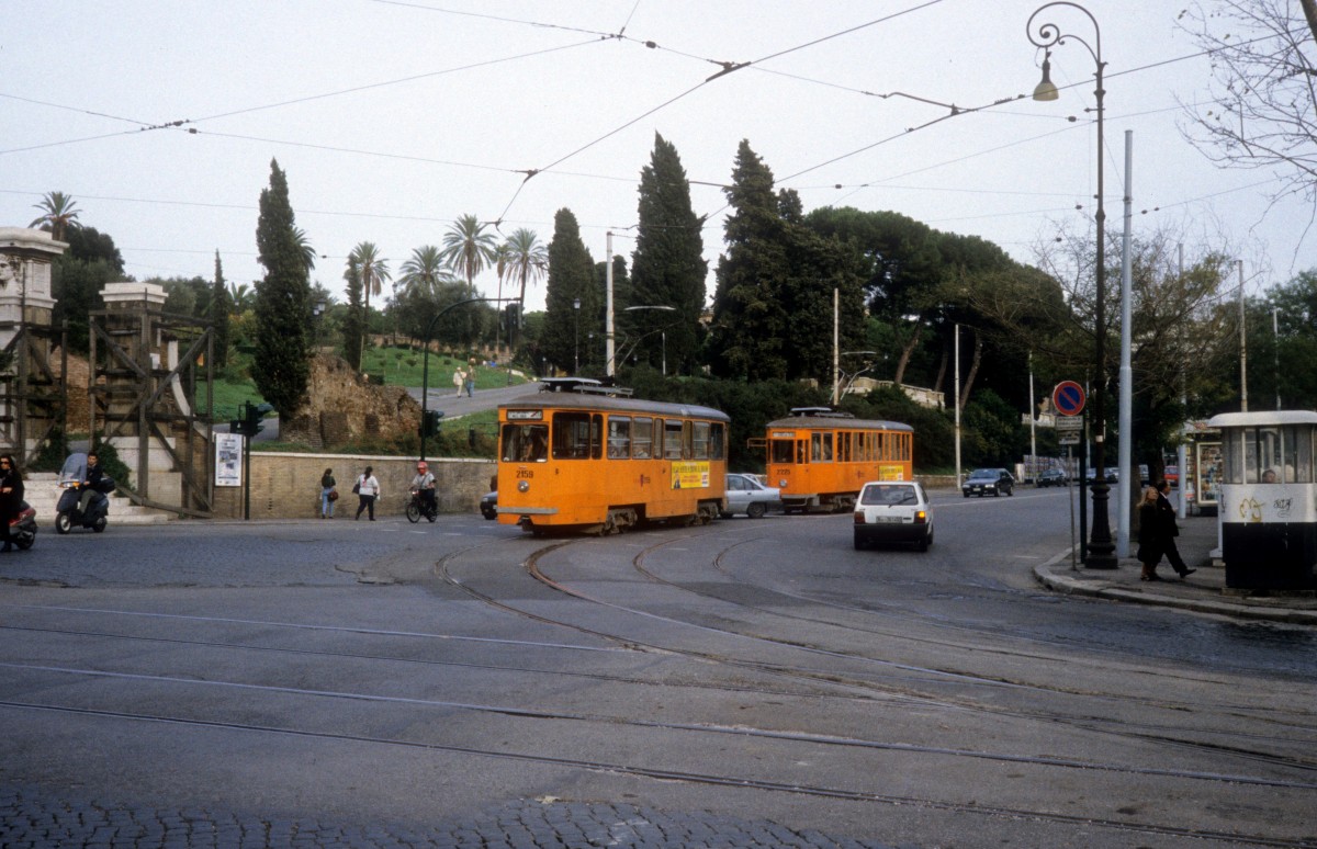 Roma / Rom ATAC SL 30/ (Tw 2159) / SL 13 (Tw 2225) Via Labicana / Piazza del Colosseo / Viale della Domus Aurea (Monte Esquilino) im Oktober 1993. 