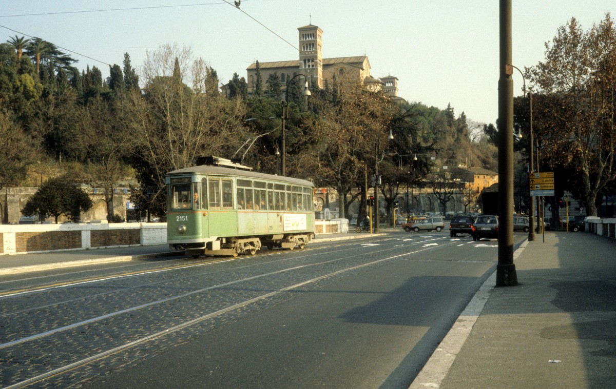 Roma / Rom ATAC SL 30 (Tw 2151) auf der Tiberbrücke Ponte Sublicio im Februar 1989. - Im Hintergrund sieht man den Aventin, einen der sieben Hügel Roms.
