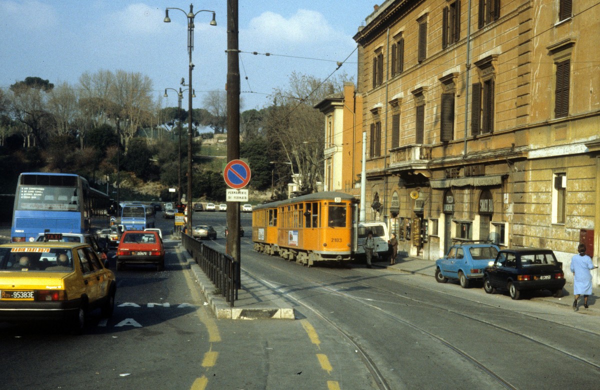 Roma / Rom ATAC SL 30 (Tw 2103) Piazza del Colosseo im Februar 1989. - Im Hintergrund kann man einen kleinen Teil des Esquilins, eines der historischen sieben Hügel, sehen.