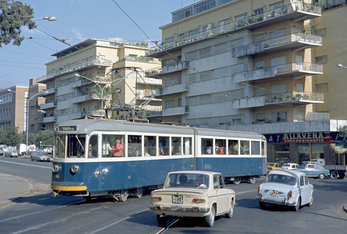 Roma / Rom STEFER Straßenbahnlinie Cinecittà - Termini (Gelenktriebwagen 411) Via Nola / Viale Castrense am 25. August 1970. - Scan eines Farbnegativs. Film: Kodak Kodacolor X.
