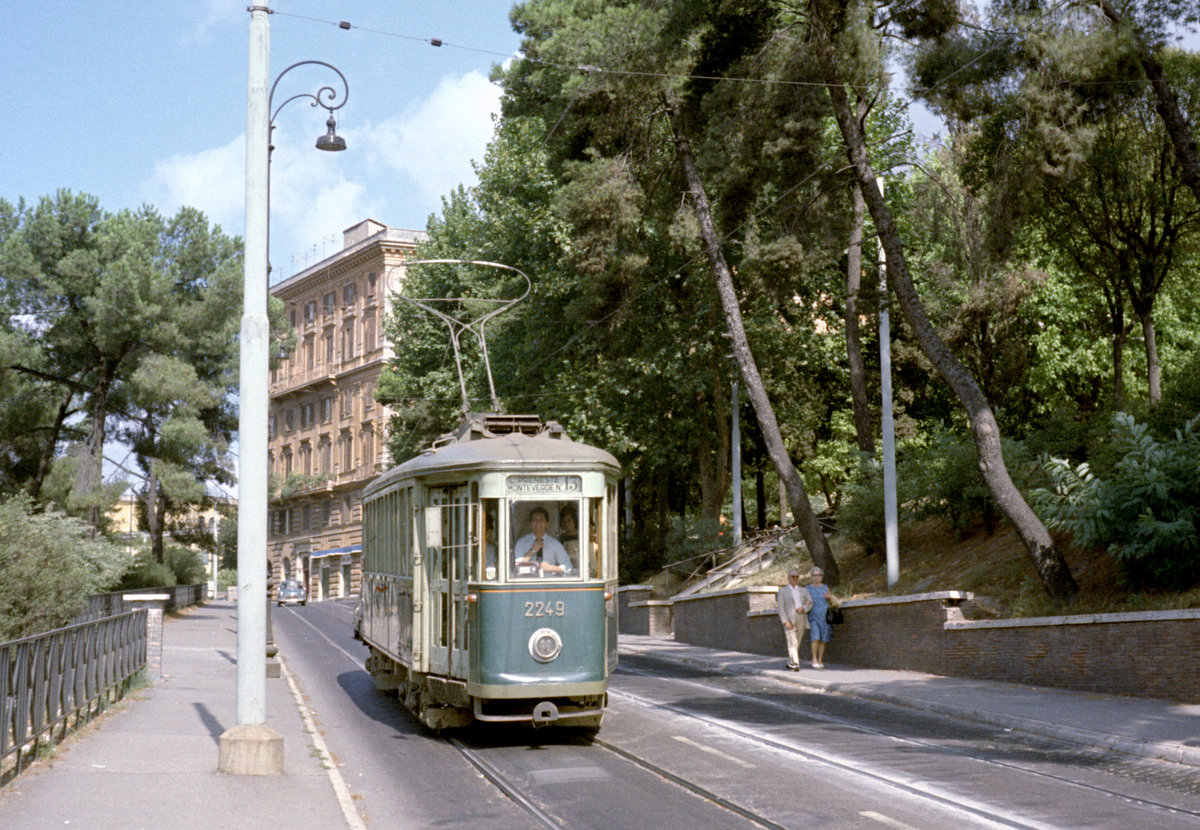 Roma ATAC Linea tranviaria / SL 13 (MRS 2249) Via Nicola Salvi am 23. August 1970. - Scan eines Farbnegativs. Film: Kodak Kodacolor X.