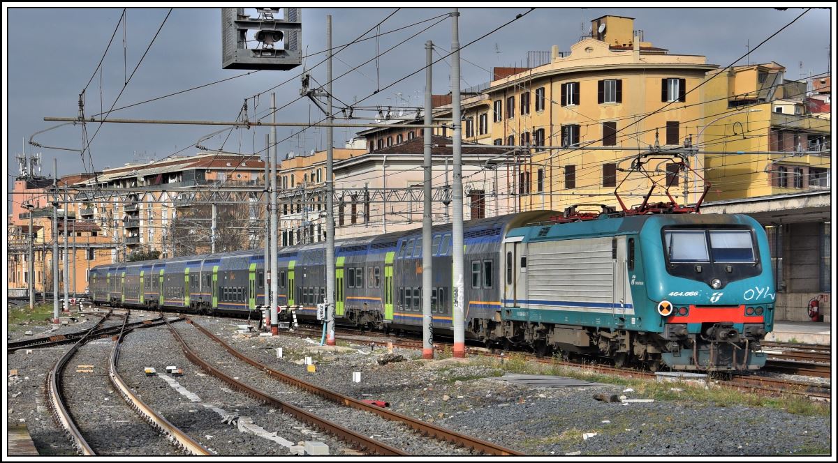 Roma Ostiense. Doppelstock S-Bahn mit 464 666. (24.02.2020)