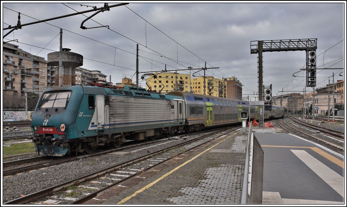 Roma Ostiense. Eine S-Bahn mit 464.168 fährt ein. (24.02.2020)