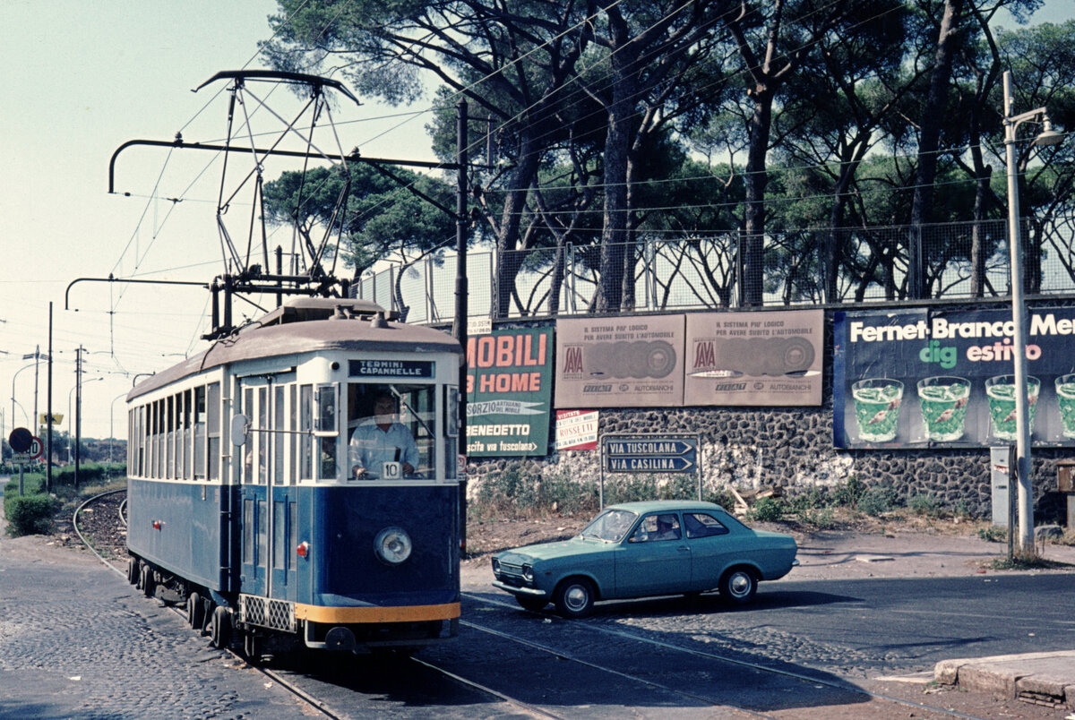 Roma STEFER: Das Verkehrsunternehmen STEFER betrieb eine Straßenbahnlinie, die zwischen Via Giovanni Amandola und Capanelle verkehrte; auf dem Bild nähert sich am 22. August 1970 ein MRS dieser SL der Endstelle Capanelle. - Scan eines Diapositivs.