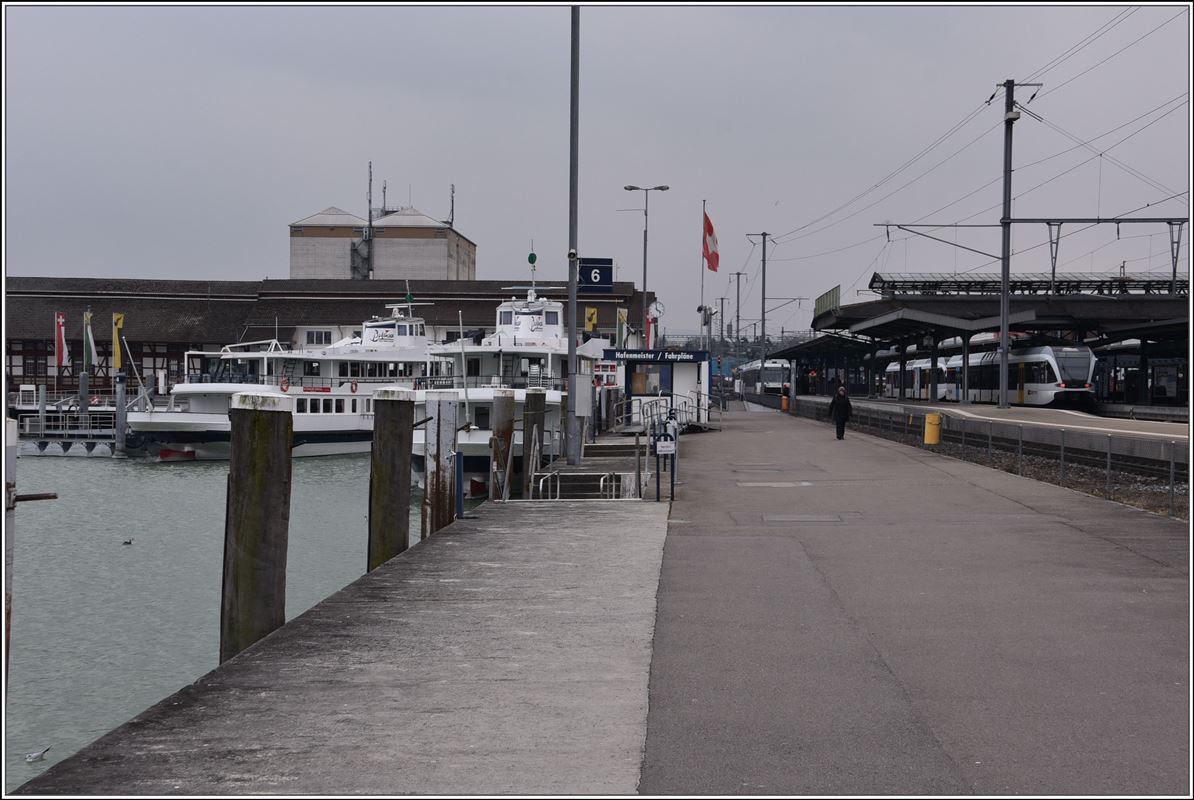 Romanshorn ist neben den mit Re 460 geführten IC fest in der Hand von Thurbo GTW`s, die sich hier halbstündlich treffen. (27.02.2018)