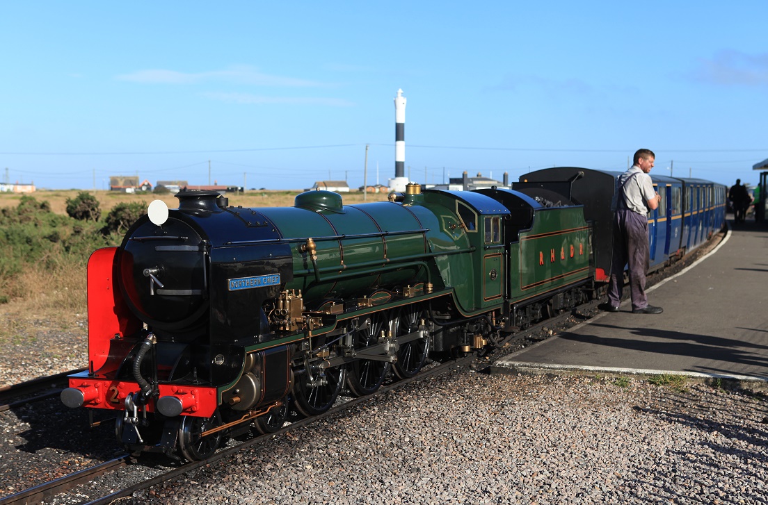 Romney, Hythe and Dymchurch Railway Lok 2  Northern Chief  pausiert in der Endschleife Dungeness, 22.08.2016. Man beachte die Größenverhältnisse ...