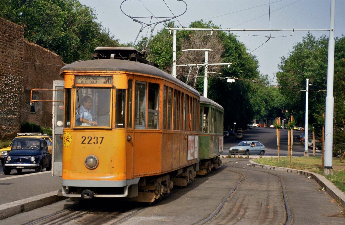 Roms Straßenbahnen hatten zu dieser Zeit unterschiedliche Farben, so auch die beiden Wagen am 13.06.1987. 
