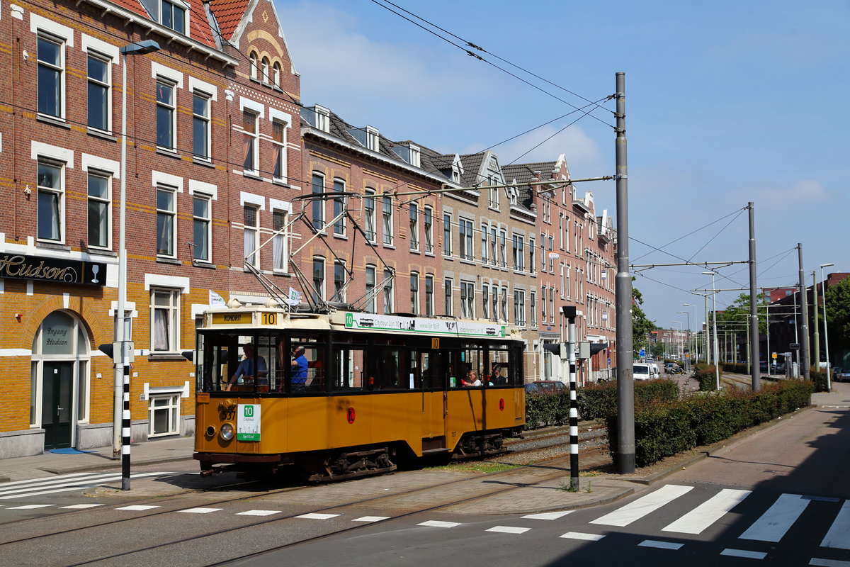 Rondrit: auf der Museumslinie 10 kommt auch der historische Rotterdamer Triebwagen 537 zum Einsatz. Am 24.07.2016 passiert er die Spanjaardstraat im Stadtteil Delfshaven.