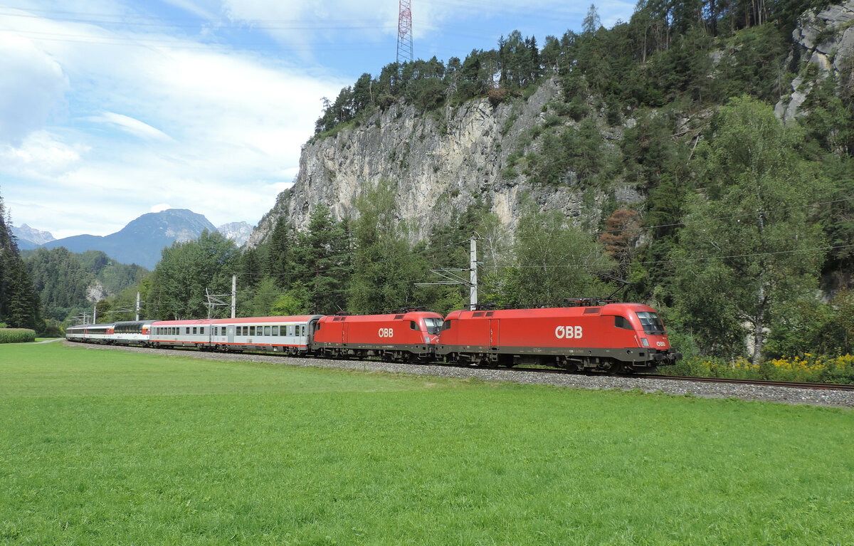 Roppen - 26. August 2021 : 1116 128 + 1016 007 am EC 163 Transalpin von Zürich nach Graz.