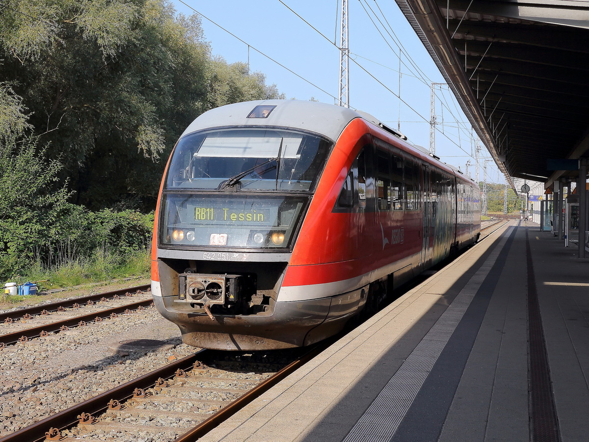 Rostock am 23. September 2020 steht auf Gleis 10 als RB 11 nach Tessin der Dieselriebzug 642 051.