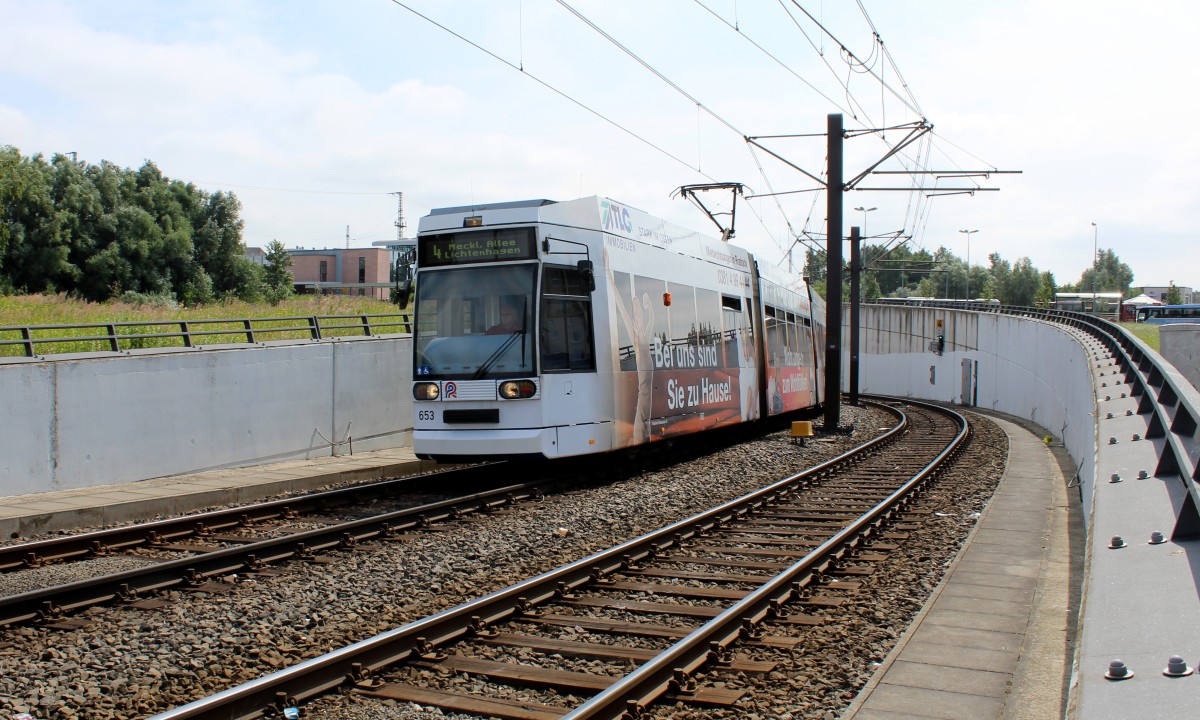 Rostock RSAG: DÜWAG/DWA-6NGTWDE 653 auf der SL 4 nähert sich am 19. Juli 2013 der Haltestelle Stadthalle am Platz der Freundschaft.