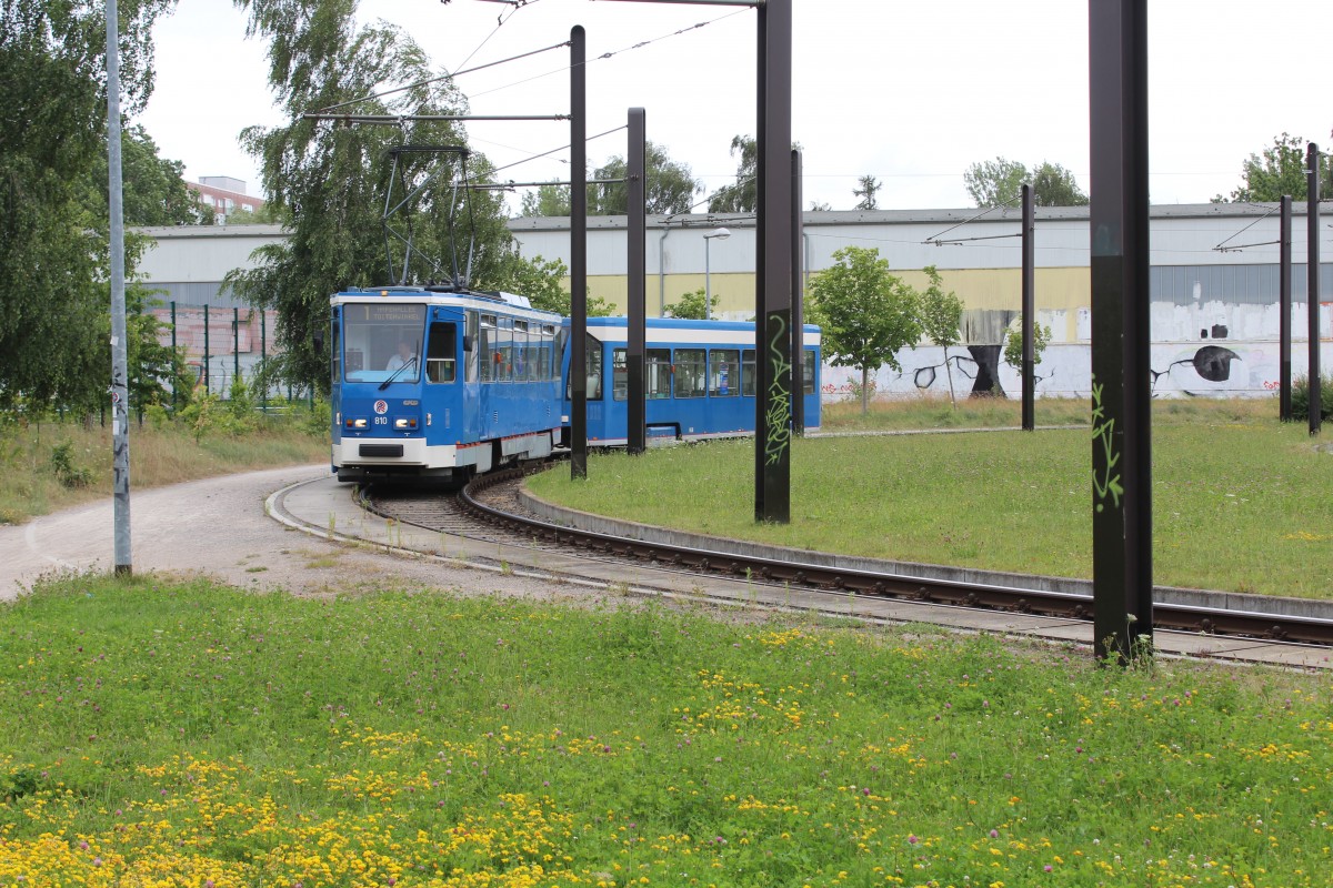 Rostock RSAG SL 1 (T6A2M 810 + NBW4DE 858) Lütten Klein, Rügener Strasse am 19. Juli 2013.