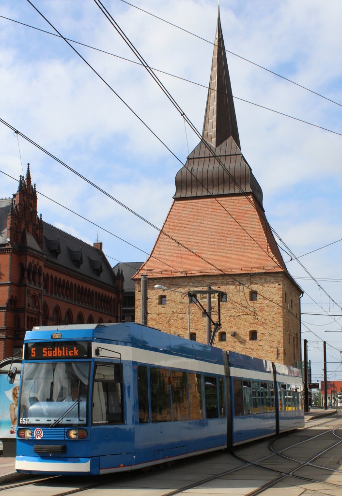 Rostock RSAG SL 5 (DÜWAG/DWA-6NGTWDE 651) Steintor am 19. juli 2013. - Steintor ist eines der vier erhaltenen aus ursprünglich sieben (die Zahl 'sieben' ist eine sehr wichtige Zahl in der alten Hansestadt) Stadttoren. Das Renaissancetor ersetzte 1577 ein mittelalterliches Stadttor.