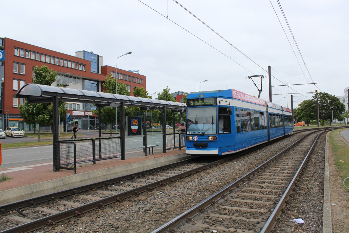 Rostock RSAG SL 5 (DÜWAG/DWA-6NGTWDE 668) Warnowallee / Lütten Klein Zentrum am 19. Juli 2013.