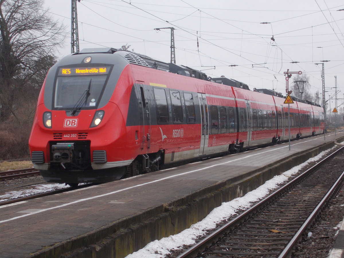 Rostocker 442 357,als RE 13061 Stralsund-Neustrelitz,am 09.März 2018,in den mit Formsignalen ausgestatteten Bahnhof Grimmen.