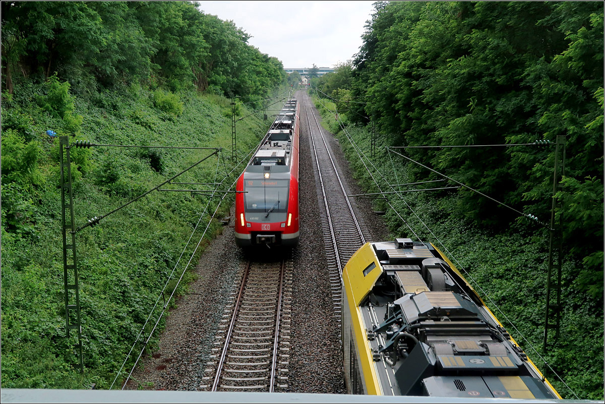 Rot begegnet Gelb im Grünen - 

Zugbegegnung auf der Remsbahn bei Kernen-Rommelshausen.

02.08.2021 (M)