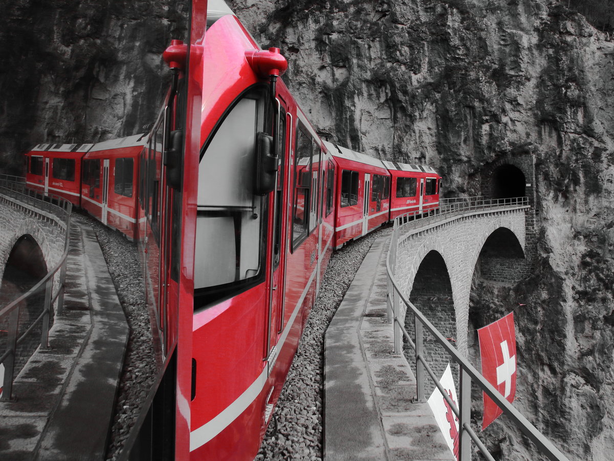 Rot in grau. 
Interregio Chur - St.Moritz auf dem Landwasserviadukt.

Filisur, 18. September 2018 