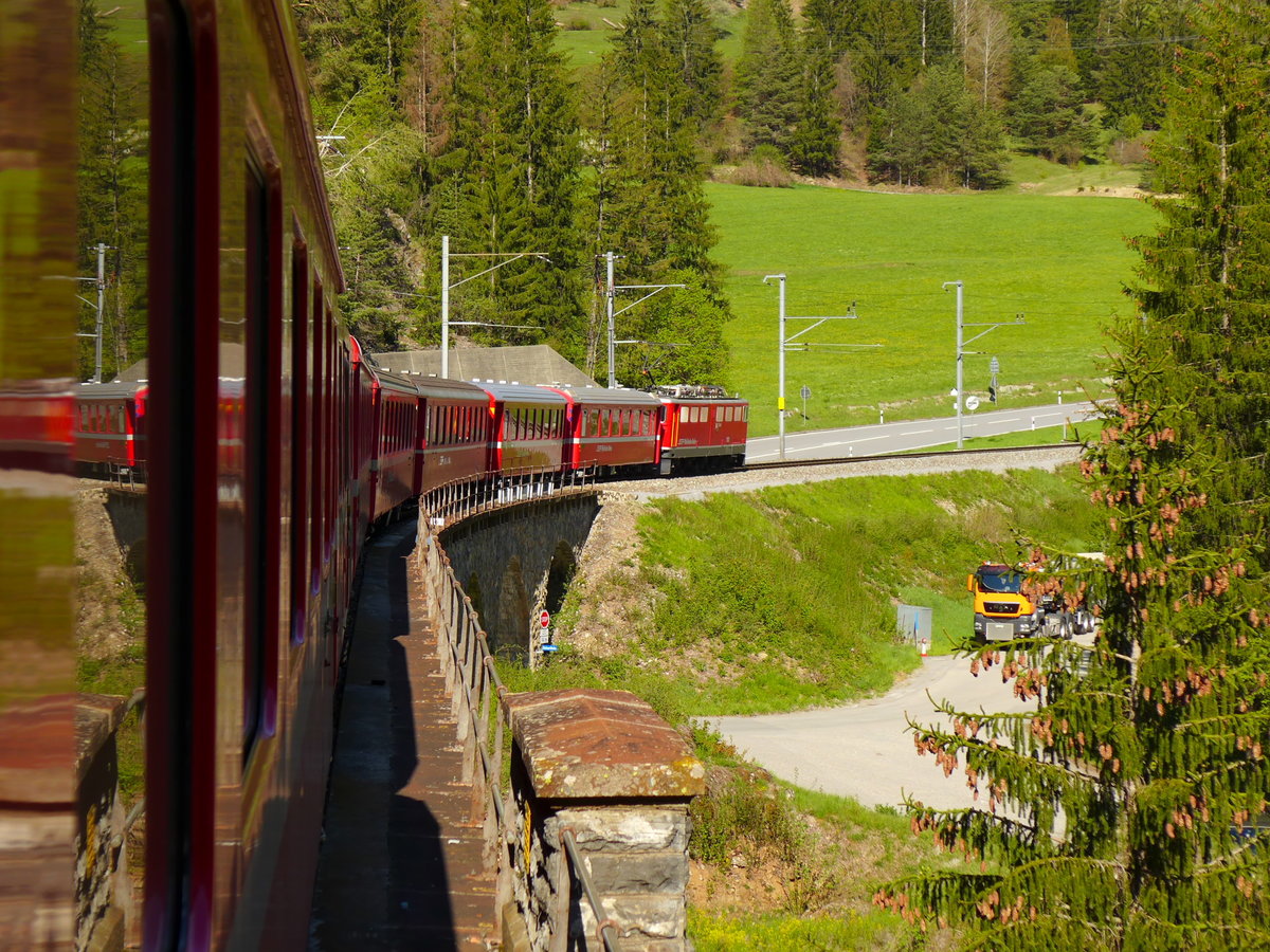 rot in grün.
Ich hatte Glück, da zur Zeit eine Ge 6/6 II auf der Albulastrecke im Umlauf ist.
Ge 6/6 II 707  Scuol  zieht hier den RE 1153 (Chur - St.Moritz) über das Solisviadukt.
(05. Mai 2016)