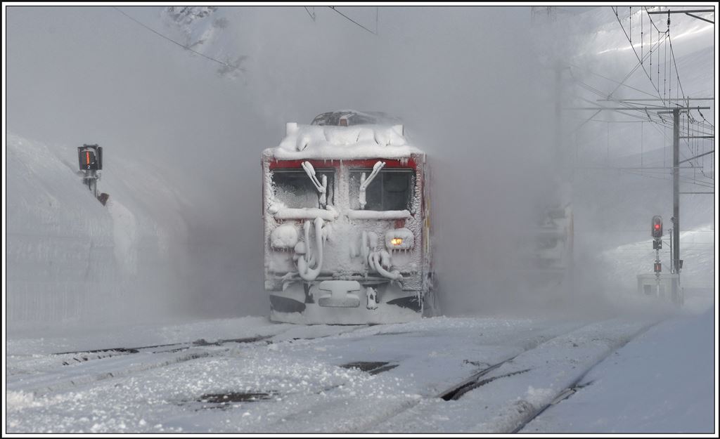 Rotary in action, ein Teil des ausgeworfenen Schnees wird durch den frischen Nordwind gleich wieder grossflächig verteilt. (22.0.2.2014)