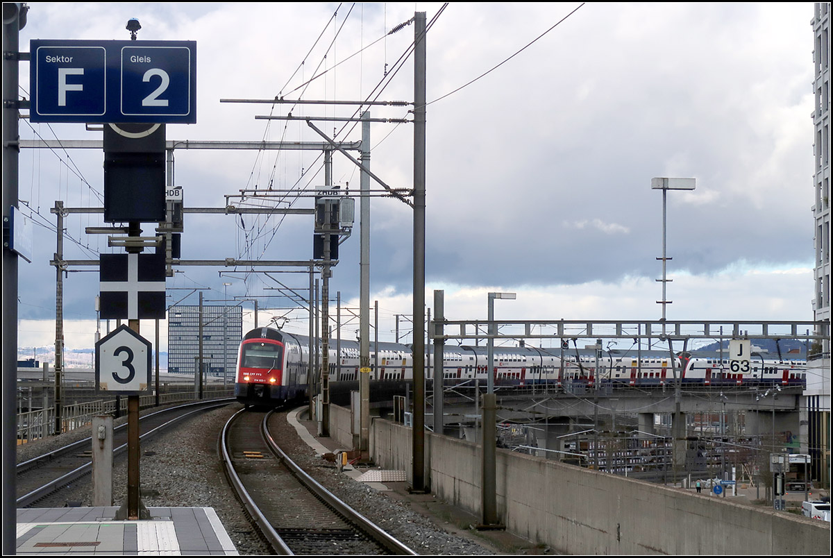 Rote Front -

Während der große Rest des Zuges fast ein wenig im Umfeld untergeht, hebt sich das Signalrot der Front deutlich hervor. Ein S-Bahnzug vom Typ RABe 514 bei der Einfahrt in den Bahnhof Zürich Hardbrücke.

13.03.2019 (M)