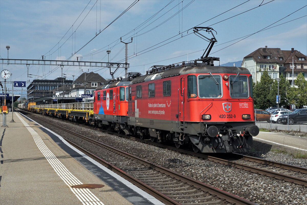 Rote Werbe-BOBOS in Doppeltraktion.
Re 420 252-9 und Re 420 294-1 mit Werbung 100 Jahre Cirkus Knie anlässlich der Bahnhofsdurchfahrt Solothurn am 30. Juli 2021.
Foto: Walter Ruetsch