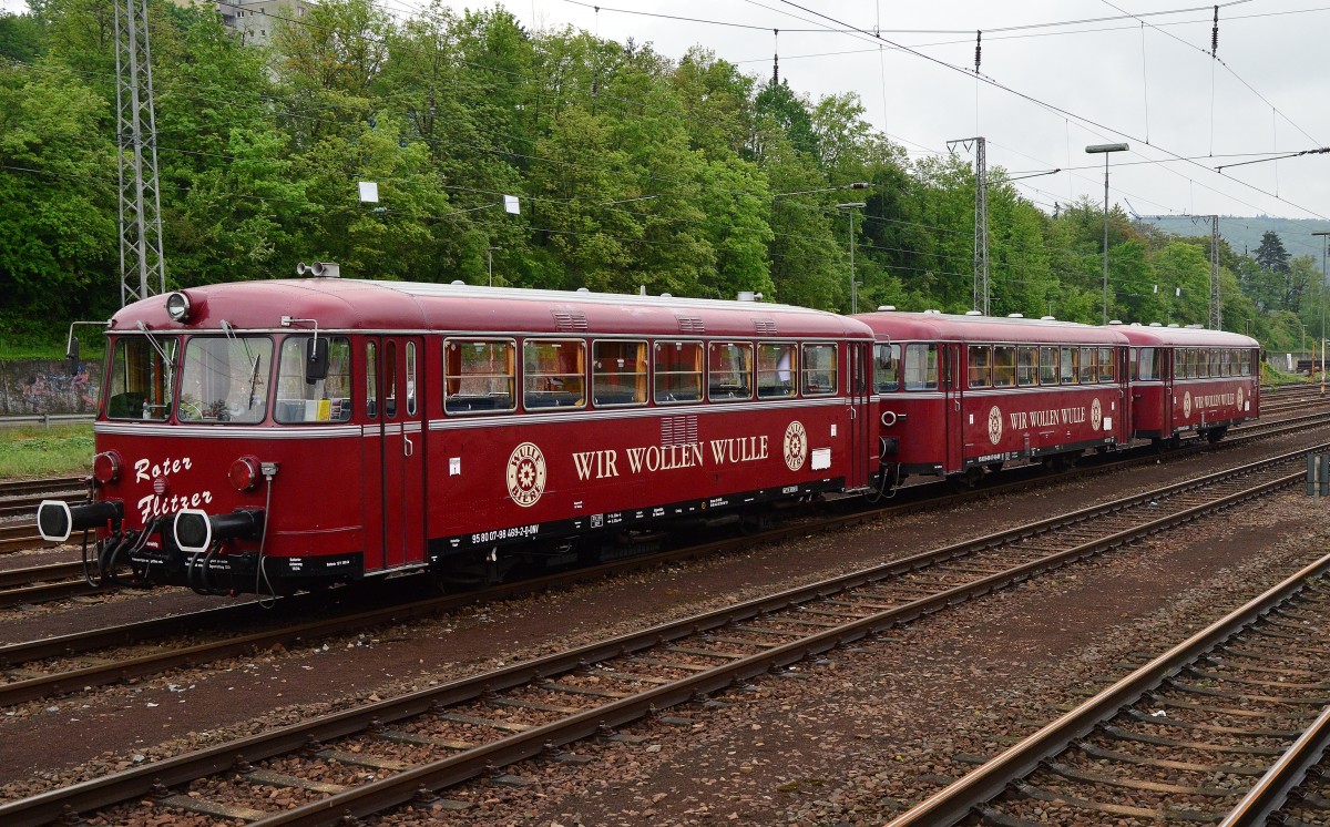  Roter Flitzer  krönt die Front des Uerdingertriebwagen 9580 0798 469-2 D-DNV der mit den beiden Steuerwagen 9580 0998 417-9 D-DNV und 9580 0998 554-9 im Bahnhof Neckarelz am Donnerstag den 1. Mai 2014 auf Gleis 5 abgestellt steht und auf die Fahrgäste seiner Sonderfahrt wartet....die wo auch immer in der Gegend verweilten.
