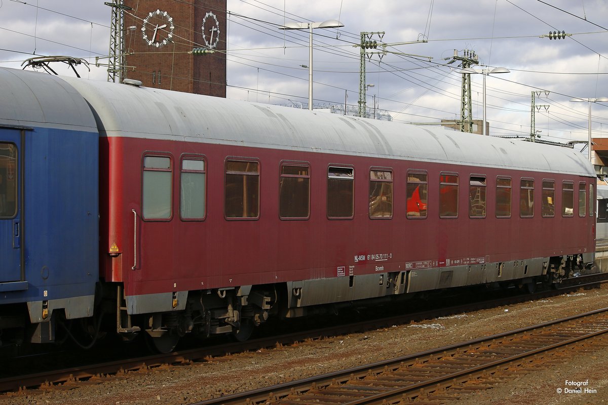 roter Personenwagen in Düsseldorf Hbf, am 29.01.2017.