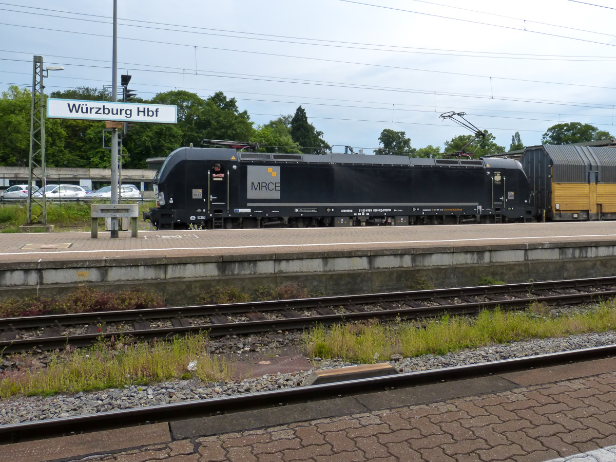 Rotes Licht für den Lokführer der 193 858 und Zeit zum frische Luft schnappen am 29.05.2016. Aufgenommen am 29.05.2016 Würzburg Hbf.