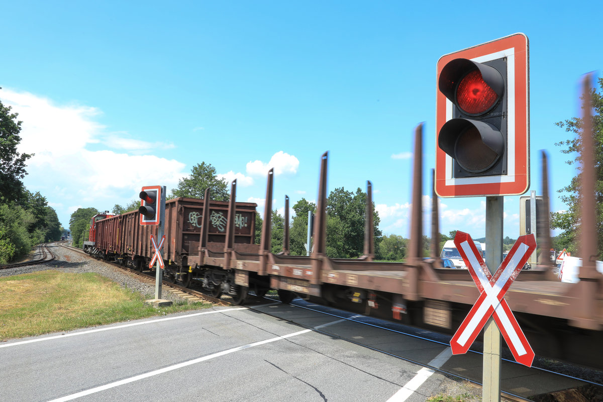 Rotlicht an Eisenbahnkreuzung scheint für sehr viele wohl nur eine  Empfehlung  zu sein. 
An diesem Tag standen aber alle brav Still. 

DH 1500.1 zieht Ihren Güterzug aus der Anschlussbahn Hasslacher nach Preding hinein. 
Juni 2019