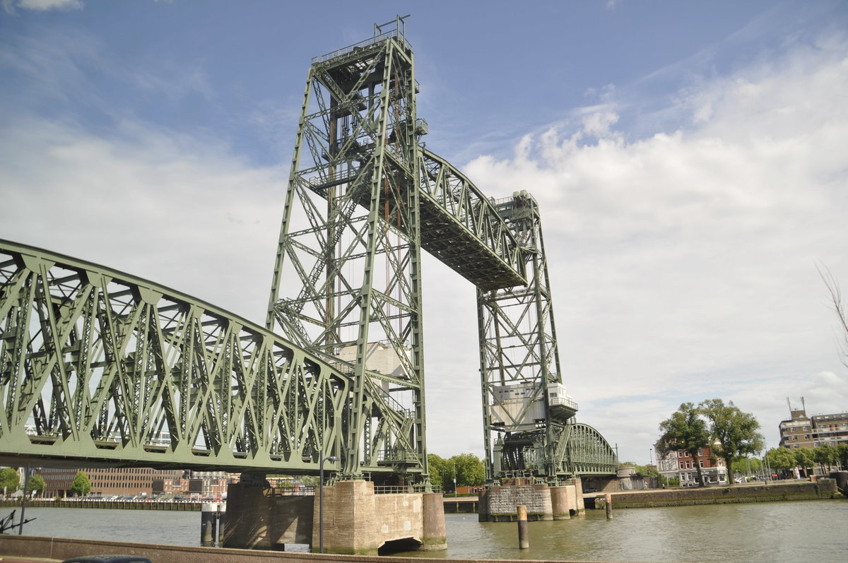 Rotterdam hat eine der schönsten Brücken die ich gesehen habe. leider ausser Betrieb. Aufgenommen am 27.07.2017 bei einer Stadtrundfahrt mit AIDA